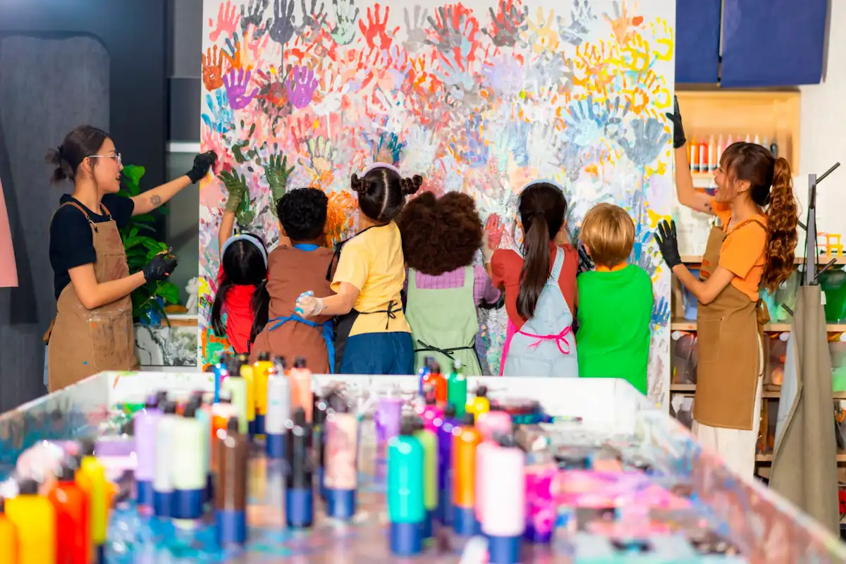 un grupo de niños haciendo un taller infantil